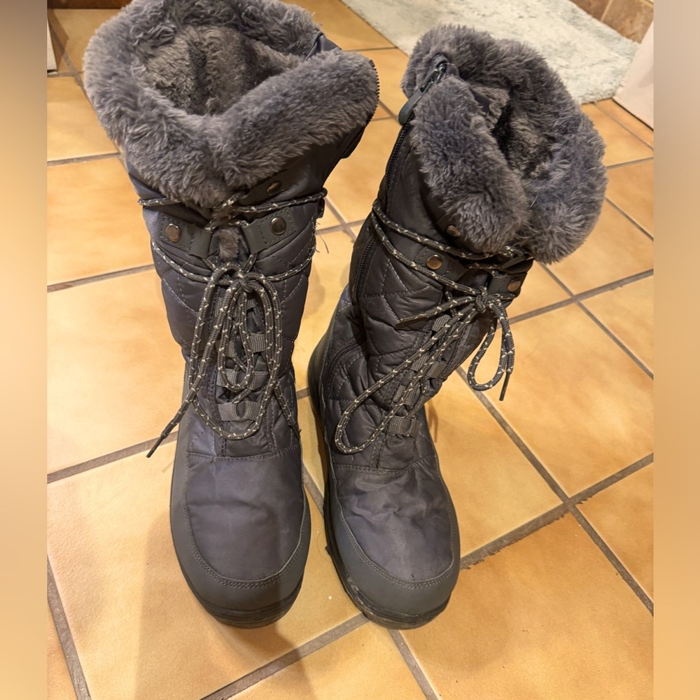 Ladies size 8 Waterproof Thinsulate Boots